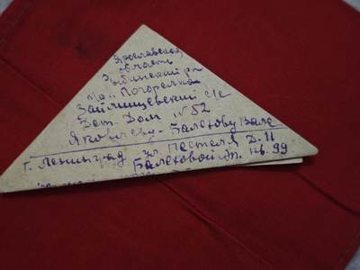 橙子收藏第四期 是一封1939年11月26日从列宁格勒（现圣彼得堡）寄出的家书，寄信人是一位名叫米利维（Мильви）的年轻女性，收信人是她的父母。信中充满了对家人的思念、对学业的叮嘱，以及对战争阴云下未来的担忧。(AI生成翻译)