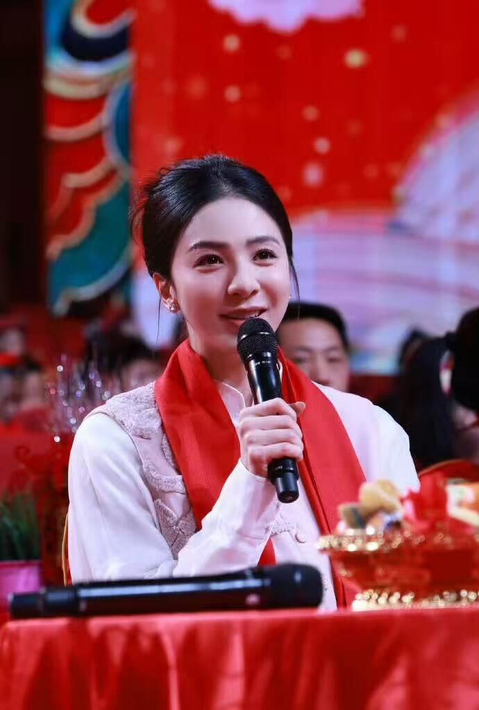 零元拍：春风将尽，芳华正浓。2026马年春晚《贺花神》四月芍药花花神扮演者唐诗逸亲签芍药花花神春帖！