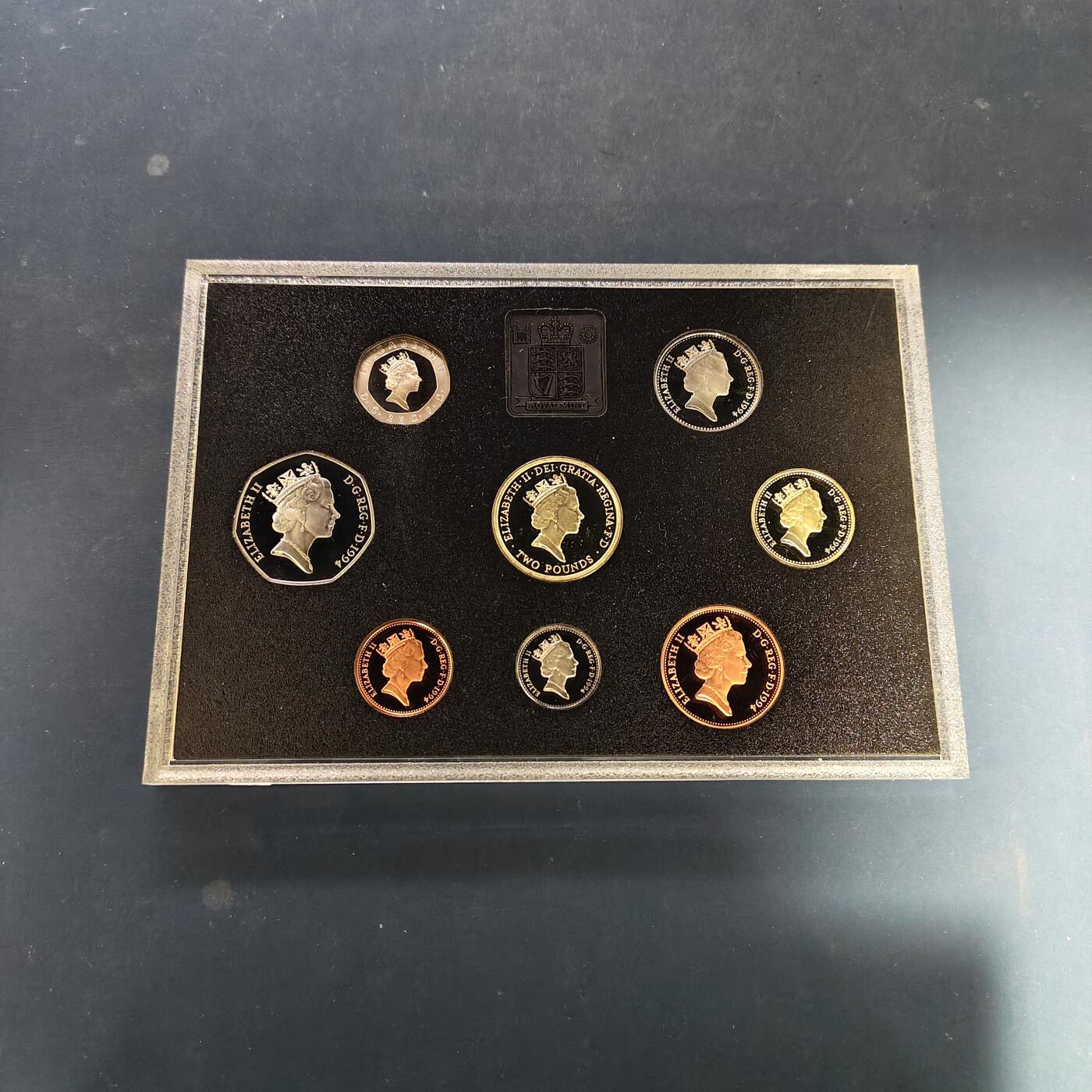 【全场包邮】纯粹捡漏拍507场-持续更新中 英国1994年官方蓝本精制套币-盒证全-含2镑英格兰银行300周年+1镑苏格兰狮徽+50便士D-DAY五十周年（获奖币）精制纪念币