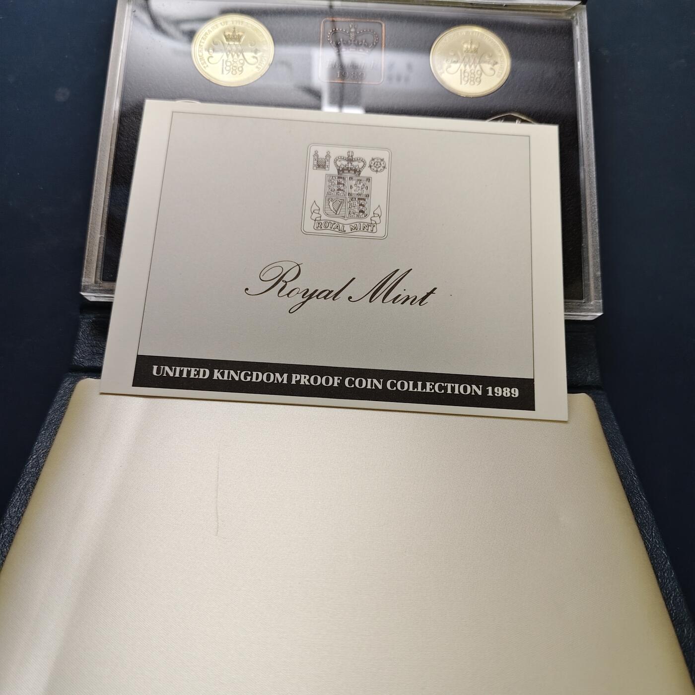 【全场包邮】纯粹捡漏拍507场-持续更新中 英国1989年官方蓝本精制套币-盒证全-含2镑权利法案300周年2枚全套+1镑四邦国花系列苏格兰蓟花