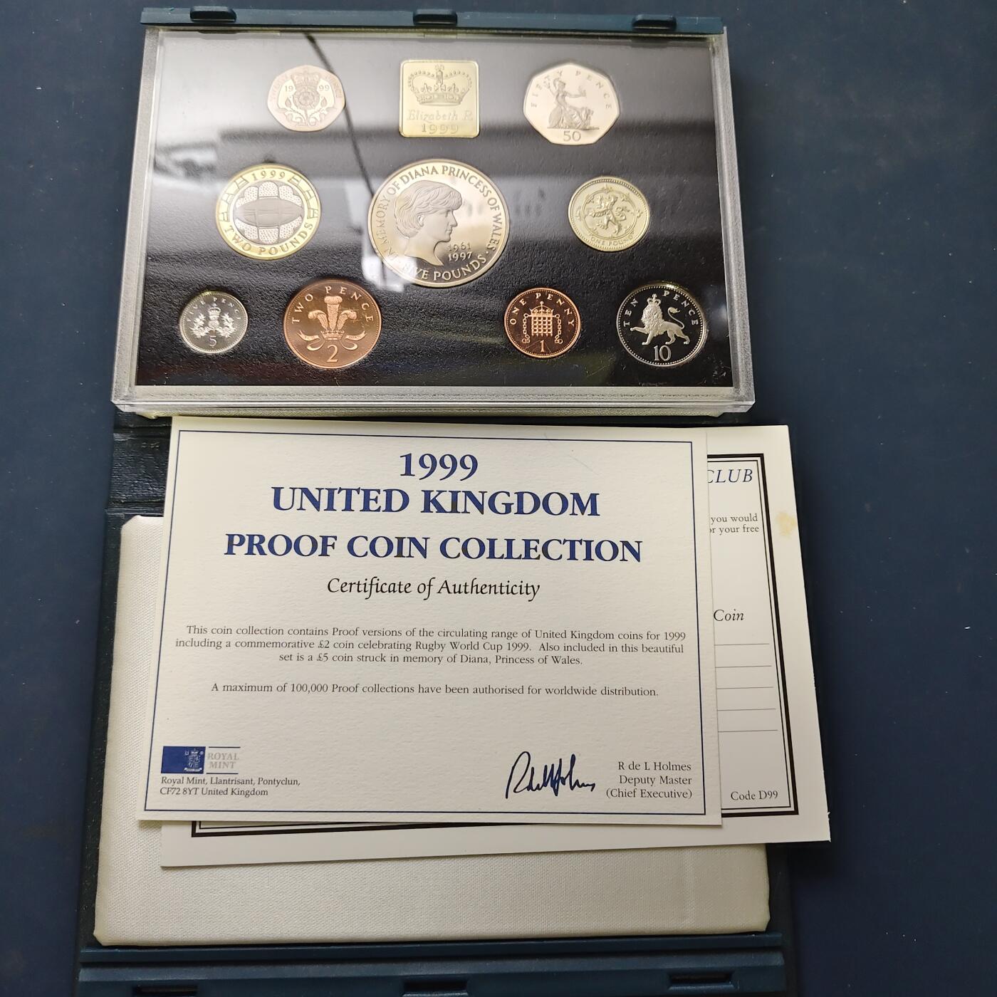 【全场包邮】纯粹捡漏拍507场-持续更新中 英国1999年官方蓝本精制套币-盒证全-含5镑戴安娜王妃+2镑橄榄球世界杯+1镑苏格兰狮徽精制纪念币