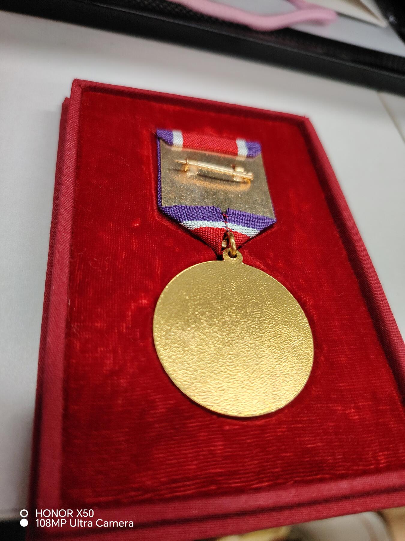 城南花开💐87场 朝总联纪念章带盒