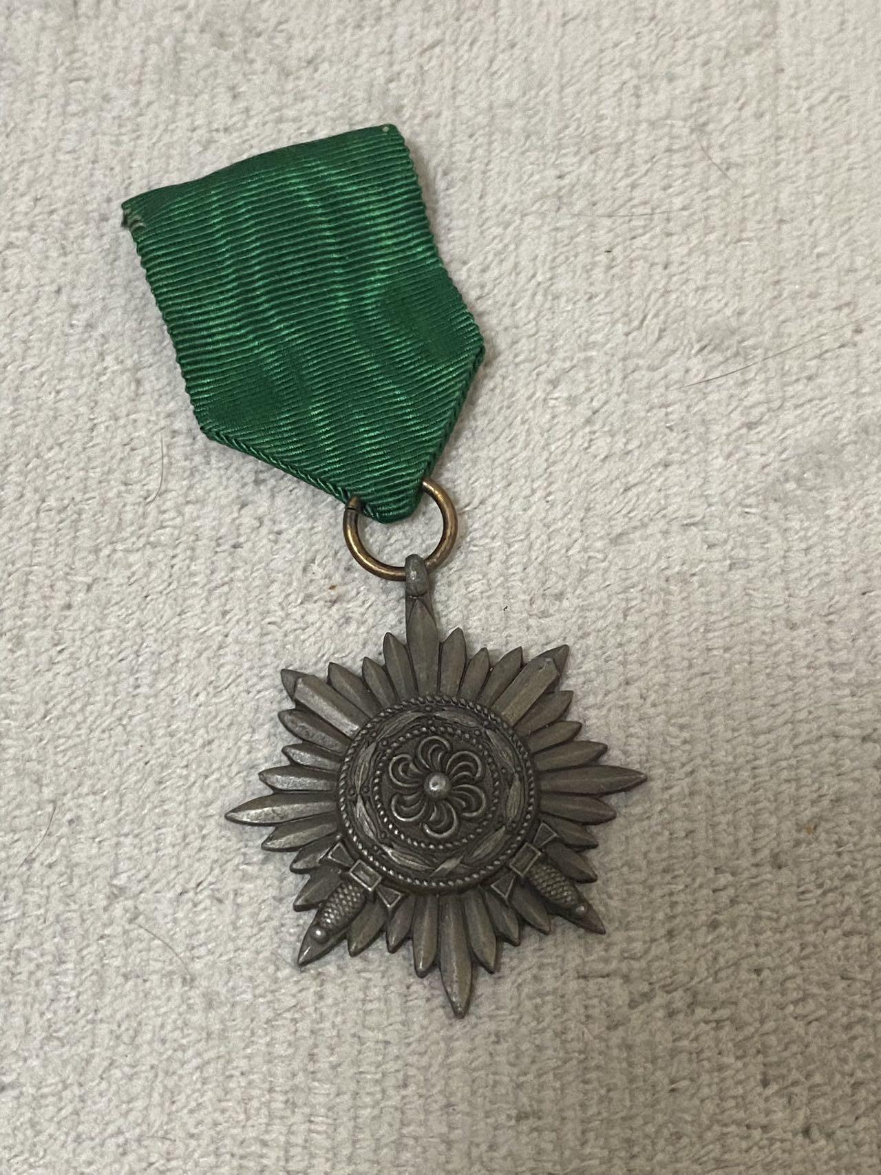 德国苏联勋章奖章年初拍卖 本次高价值物品较多 德因原因只上2-3图 具体的想要的请联系我要完整图。都经过讨论未标明则全部是原品，保真 放心拍。3月4日晚上九点结束在麦稀奇 找不到的加我qq或者微信都是184277308备注苏章拍卖。 珍爱和平 德 东方人民勇敢和功勋奖章 品相如图 实物实拍，所见即所得，售出非真假问题不退不换