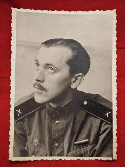 橙子收藏第四期 - 卫国战争时期 佩戴劳卫制证章的苏军炮兵军人银盐肖像老照片