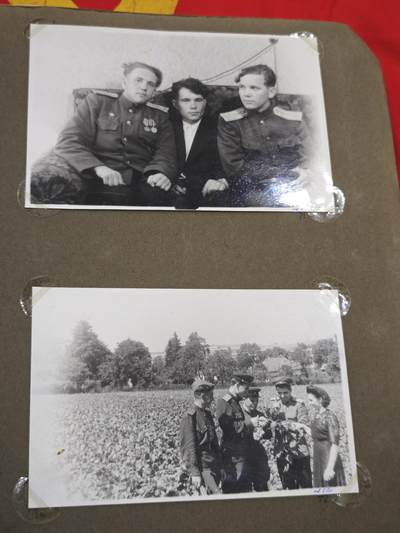 橙子收藏第四期 苏联陆军大尉，卫国战争前后期个人相册113张，伊万·瓦西里耶维奇战后驻守柏林，从农学青年蜕变为卫国战争铁血勇士的苏联英雄。他亲历卫国战争最惨烈的正面战场，凭浴血战功斩获早期上挂版一级卫国战争勋章、转轮版二级卫国战争勋章、红星勋章三枚核心战功勋章，及战功奖章、战胜德国奖章、攻克柏林奖章、英勇奖章四枚军功奖章