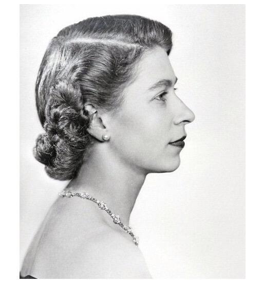 纯手工 英国1967年 伊丽莎白镀金高浮雕精制币章吊坠 40MM