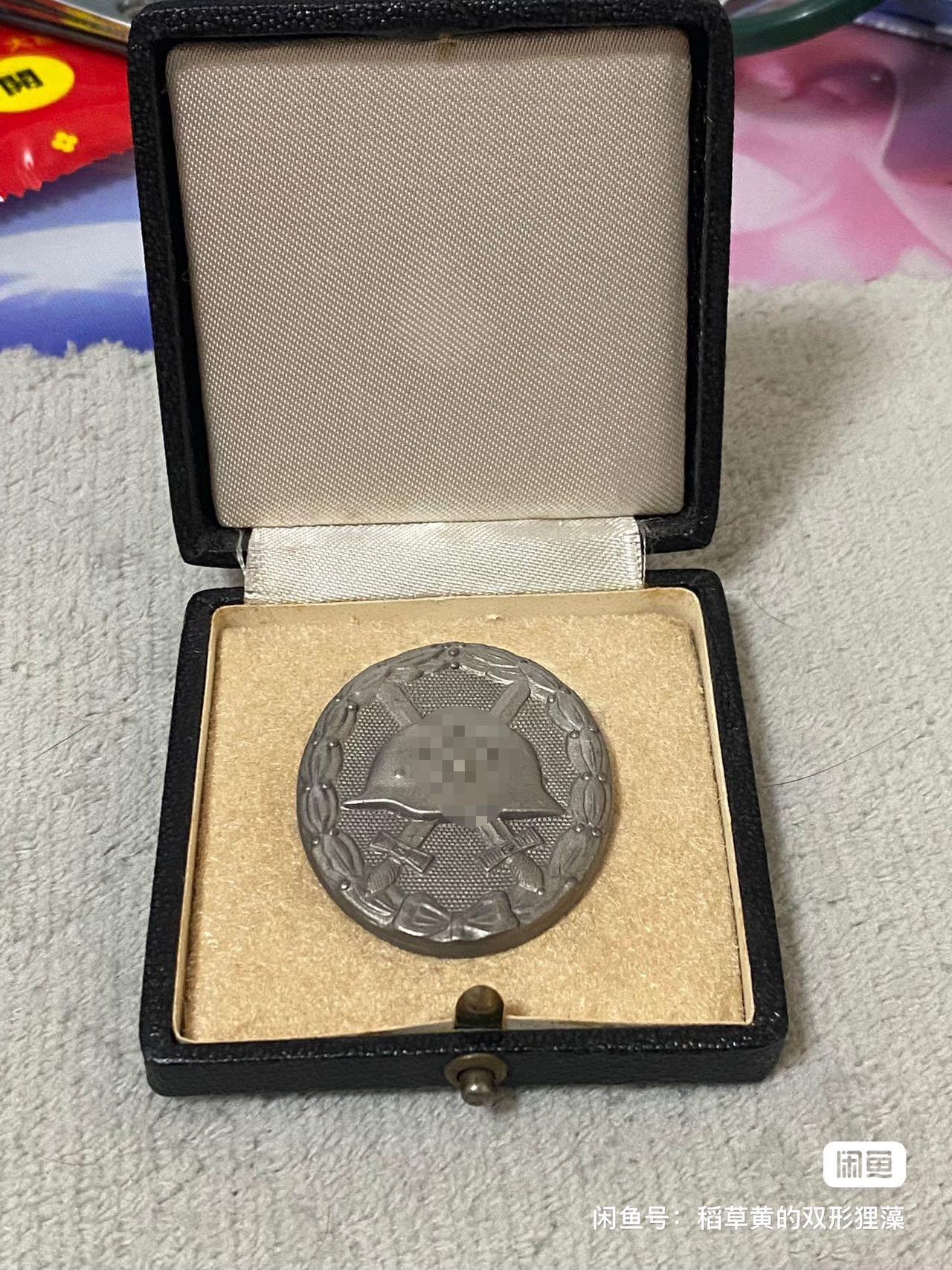 德国苏联勋章奖章年初拍卖 本次高价值物品较多 德因原因只上2-3图 具体的想要的请联系我要完整图。都经过讨论未标明则全部是原品，保真 放心拍。3月4日晚上九点结束在麦稀奇 找不到的加我qq或者微信都是184277308备注苏章拍卖。 珍爱和平 二战28厂银级战伤勋章 品相不错 厂标清晰 盒子完好   实物实拍，所见即所得，售出非真假问题不退不换