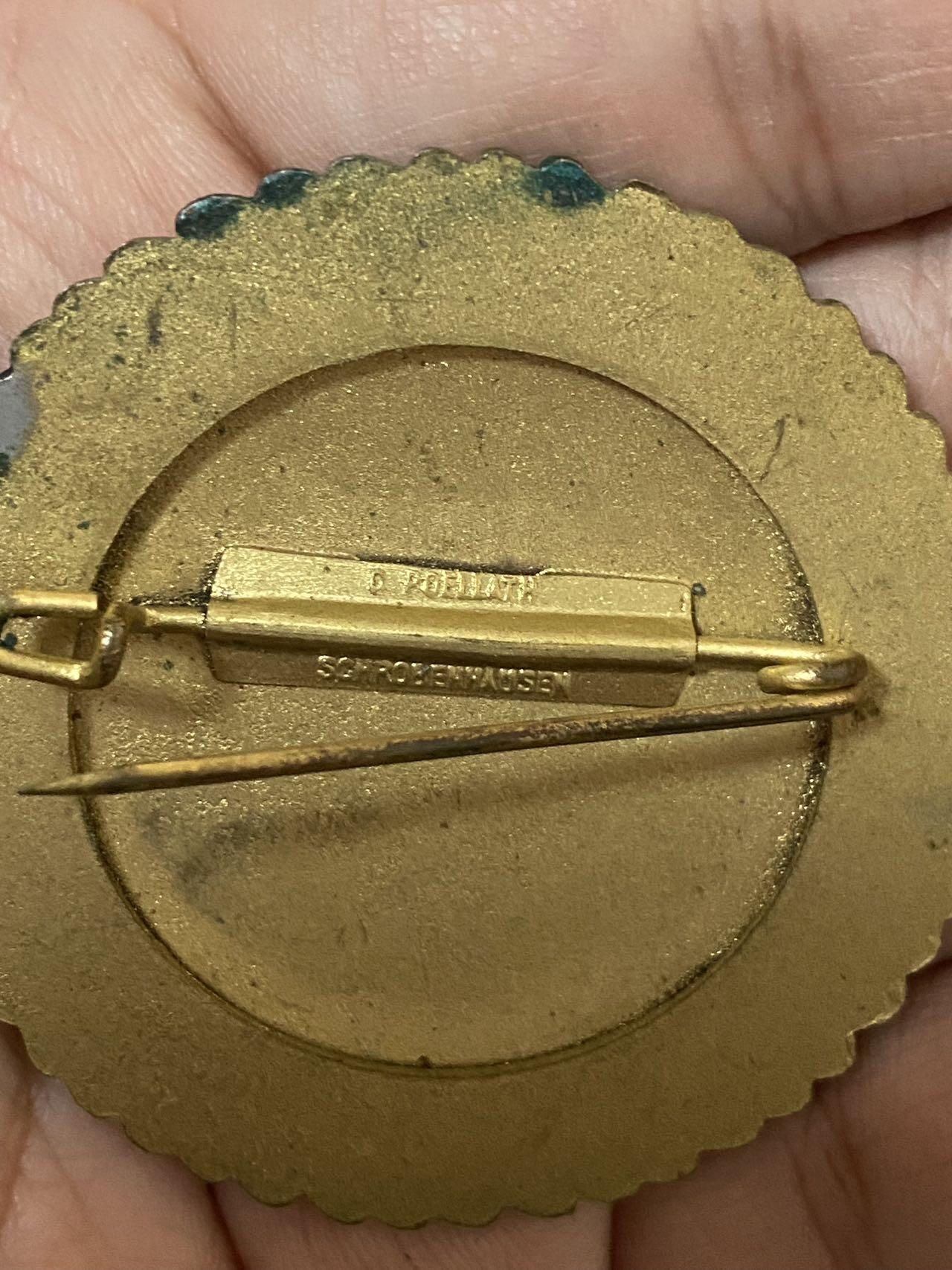 德国苏联勋章奖章年初拍卖 本次高价值物品较多 德因原因只上2-3图 具体的想要的请联系我要完整图。都经过讨论未标明则全部是原品，保真 放心拍。3月4日晚上九点结束在麦稀奇 找不到的加我qq或者微信都是184277308备注苏章拍卖。 珍爱和平 德 1941年蒂罗尔大区射击成就章（小口径步枪项目，金质带橡叶版） 做工非常精美  Carl Poellath（卡尔·波拉特） 生产， 珐琅完整  品相如图 实物实拍，所见即所得，售出非真假问题不退不换