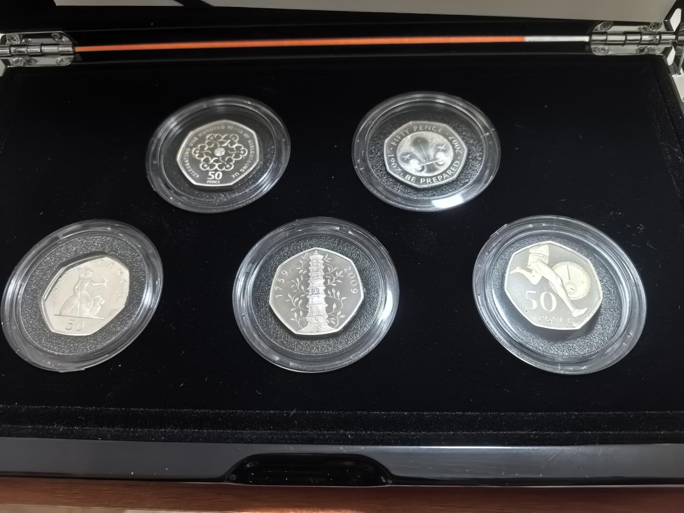 长老汇马年精选第五场拍卖 2019英国50便士发行50周年5枚精制加厚银币套装，文化版，钢琴烤漆木盒，1220套，含稀缺的邱园中国塔50便士，灵感来自于南京大报恩寺塔