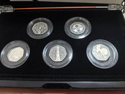 长老汇马年精选第五场拍卖 - 2019英国50便士发行50周年5枚精制加厚银币套装，文化版，钢琴烤漆木盒，1220套，含稀缺的邱园中国塔50便士，灵感来自于南京大报恩寺塔