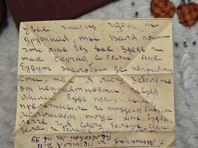 橙子收藏第四期 是一封1939年11月26日从列宁格勒（现圣彼得堡）寄出的家书，寄信人是一位名叫米利维（Мильви）的年轻女性，收信人是她的父母。信中充满了对家人的思念、对学业的叮嘱，以及对战争阴云下未来的担忧。(AI生成翻译)