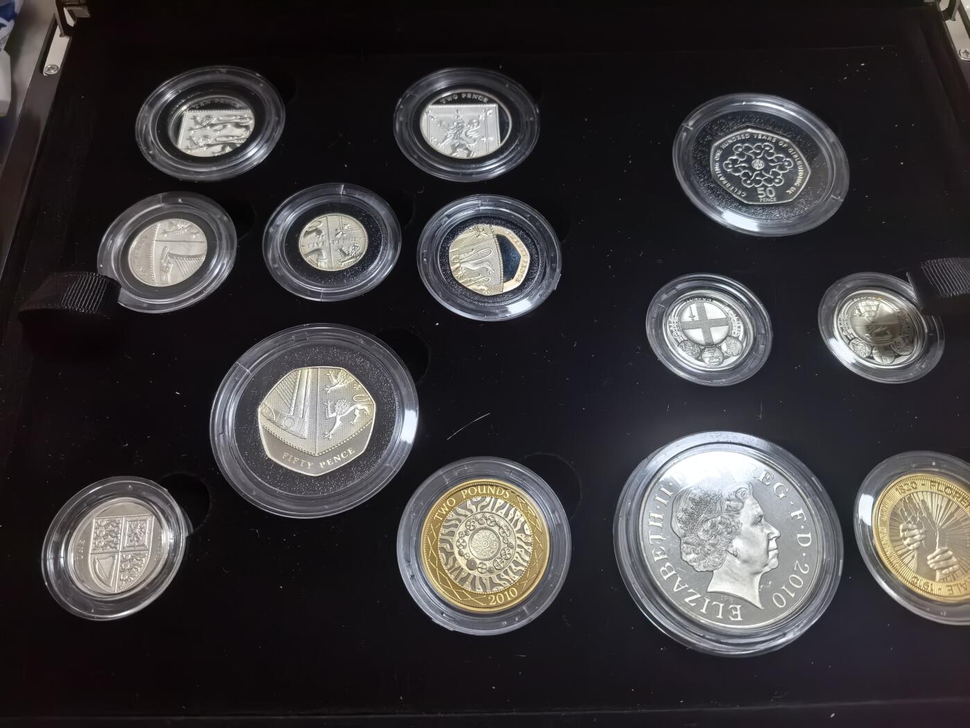 长老汇马年精选第五场拍卖 2010英国精制银币13枚套币，110.21克925银，盒证全，钢琴烤漆木盒