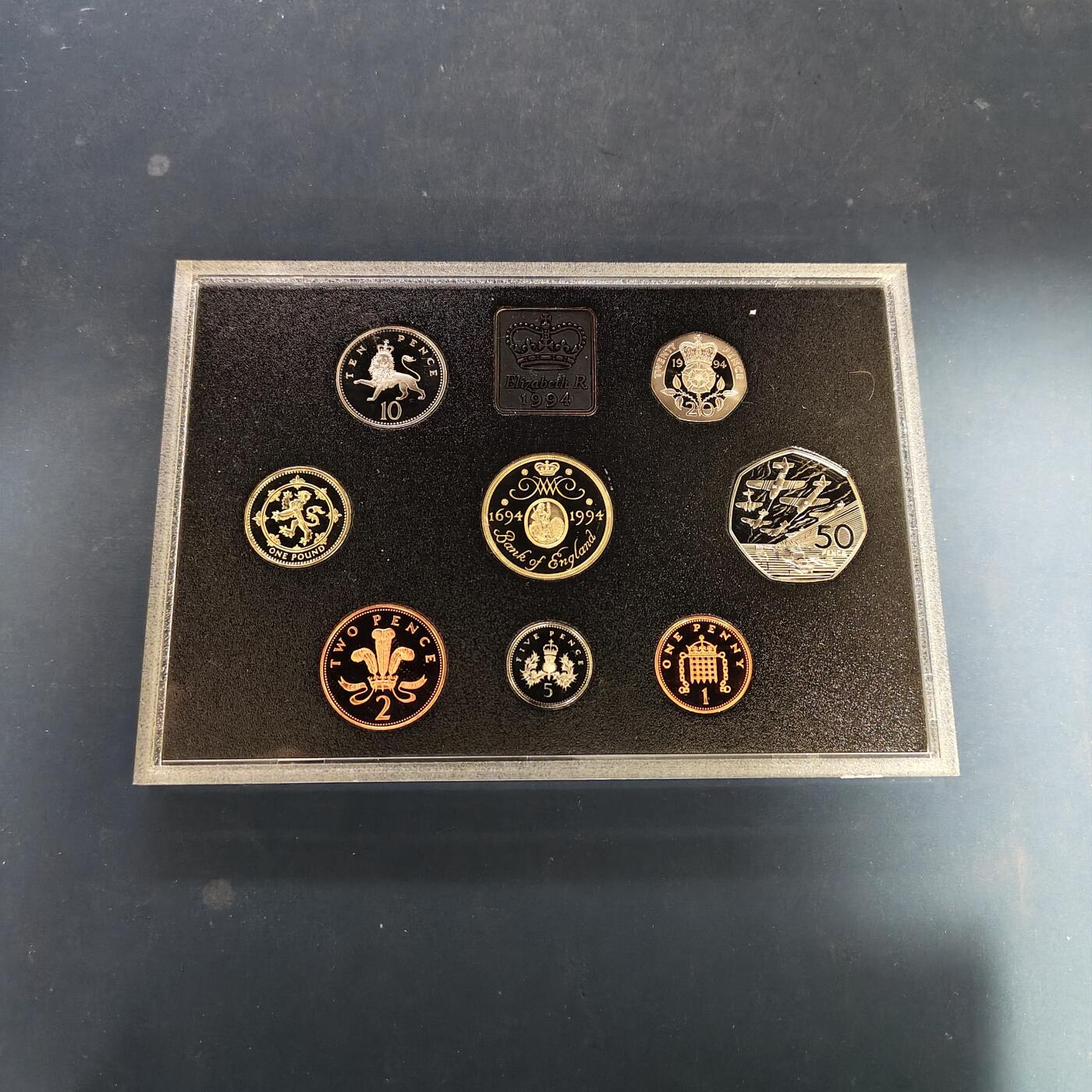 【全场包邮】纯粹捡漏拍507场-持续更新中 英国1994年官方蓝本精制套币-盒证全-含2镑英格兰银行300周年+1镑苏格兰狮徽+50便士D-DAY五十周年（获奖币）精制纪念币