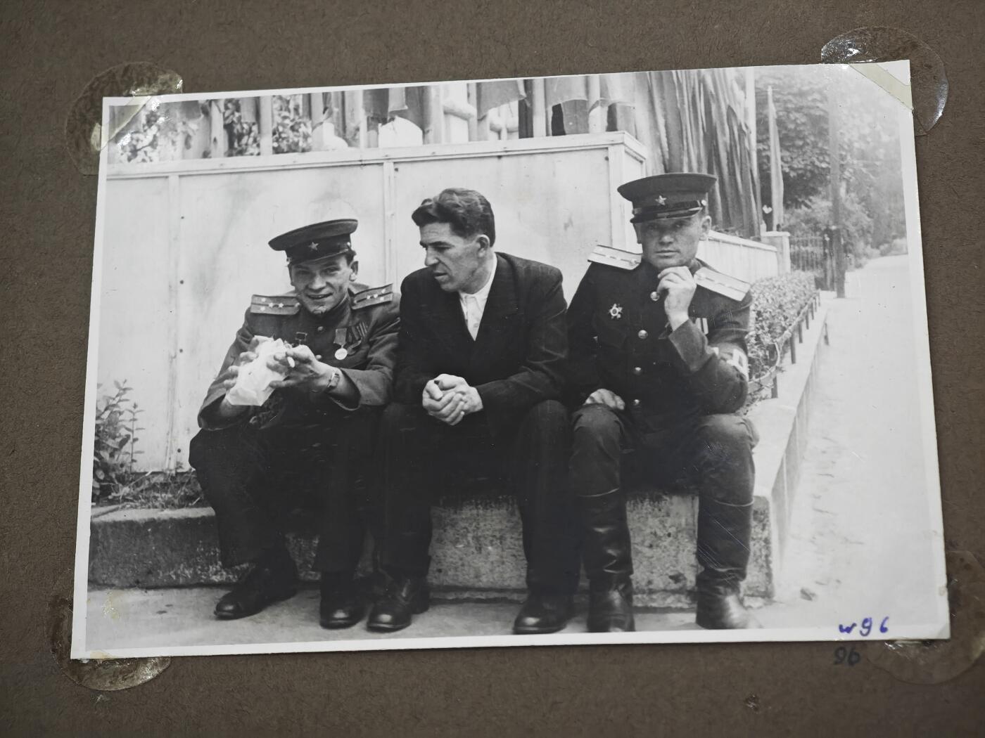 橙子收藏第四期 苏联陆军大尉，卫国战争前后期个人相册113张，伊万·瓦西里耶维奇战后驻守柏林，从农学青年蜕变为卫国战争铁血勇士的苏联英雄。他亲历卫国战争最惨烈的正面战场，凭浴血战功斩获早期上挂版一级卫国战争勋章、转轮版二级卫国战争勋章、红星勋章三枚核心战功勋章，及战功奖章、战胜德国奖章、攻克柏林奖章、英勇奖章四枚军功奖章