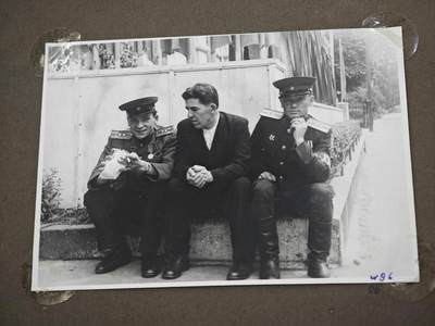 橙子收藏第四期 苏联陆军大尉，卫国战争前后期个人相册113张，伊万·瓦西里耶维奇战后驻守柏林，从农学青年蜕变为卫国战争铁血勇士的苏联英雄。他亲历卫国战争最惨烈的正面战场，凭浴血战功斩获早期上挂版一级卫国战争勋章、转轮版二级卫国战争勋章、红星勋章三枚核心战功勋章，及战功奖章、战胜德国奖章、攻克柏林奖章、英勇奖章四枚军功奖章