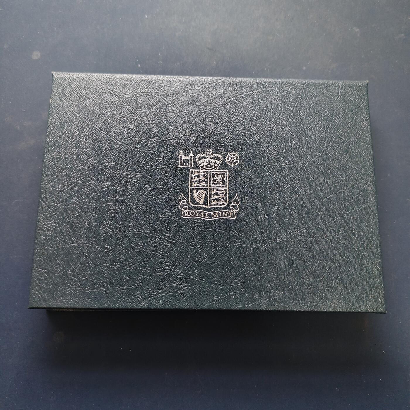 【全场包邮】纯粹捡漏拍507场-持续更新中 英国1989年官方蓝本精制套币-盒证全-含2镑权利法案300周年2枚全套+1镑四邦国花系列苏格兰蓟花