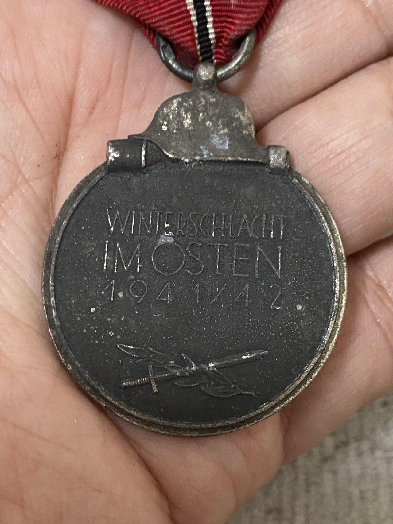 德国苏联勋章奖章年初拍卖 本次高价值物品较多 德因原因只上2-3图 具体的想要的请联系我要完整图。都经过讨论未标明则全部是原品，保真 放心拍。3月4日晚上九点结束在麦稀奇 找不到的加我qq或者微信都是184277308备注苏章拍卖。 珍爱和平 德 东线冬季作战奖章 冻肉 品相如图 实物实拍，所见即所得，售出非真假问题不退不换