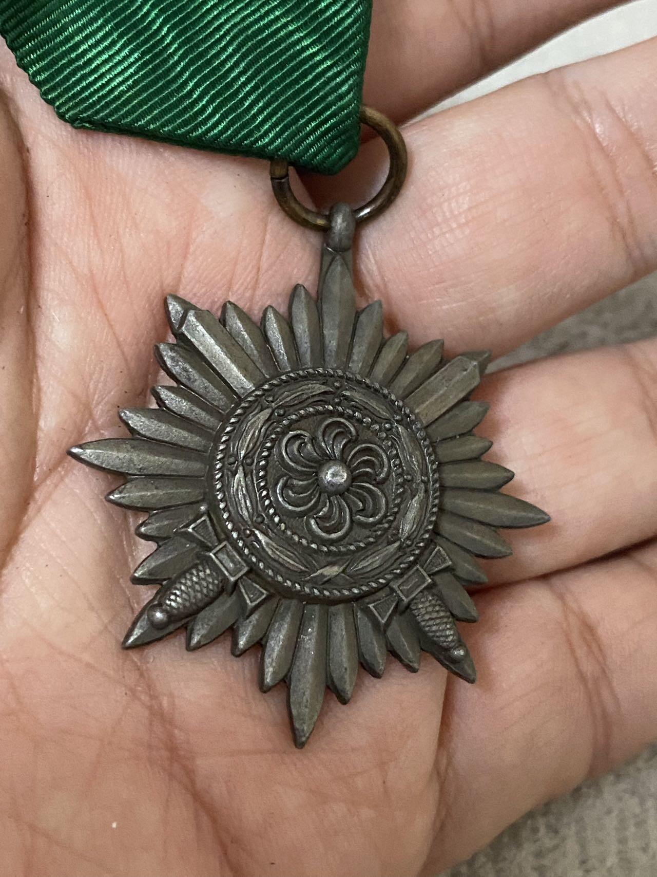 德国苏联勋章奖章年初拍卖 本次高价值物品较多 德因原因只上2-3图 具体的想要的请联系我要完整图。都经过讨论未标明则全部是原品，保真 放心拍。3月4日晚上九点结束在麦稀奇 找不到的加我qq或者微信都是184277308备注苏章拍卖。 珍爱和平 德 东方人民勇敢和功勋奖章 品相如图 实物实拍，所见即所得，售出非真假问题不退不换