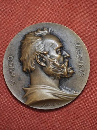 橙子收藏第四期 - 1902年法国 维克多·雨果百年诞辰纪念青铜大铜章法国，新艺术运动时期顶级章牌雕刻师让-克洛德·沙普兰（J.-C. CHAPLAIN）创作