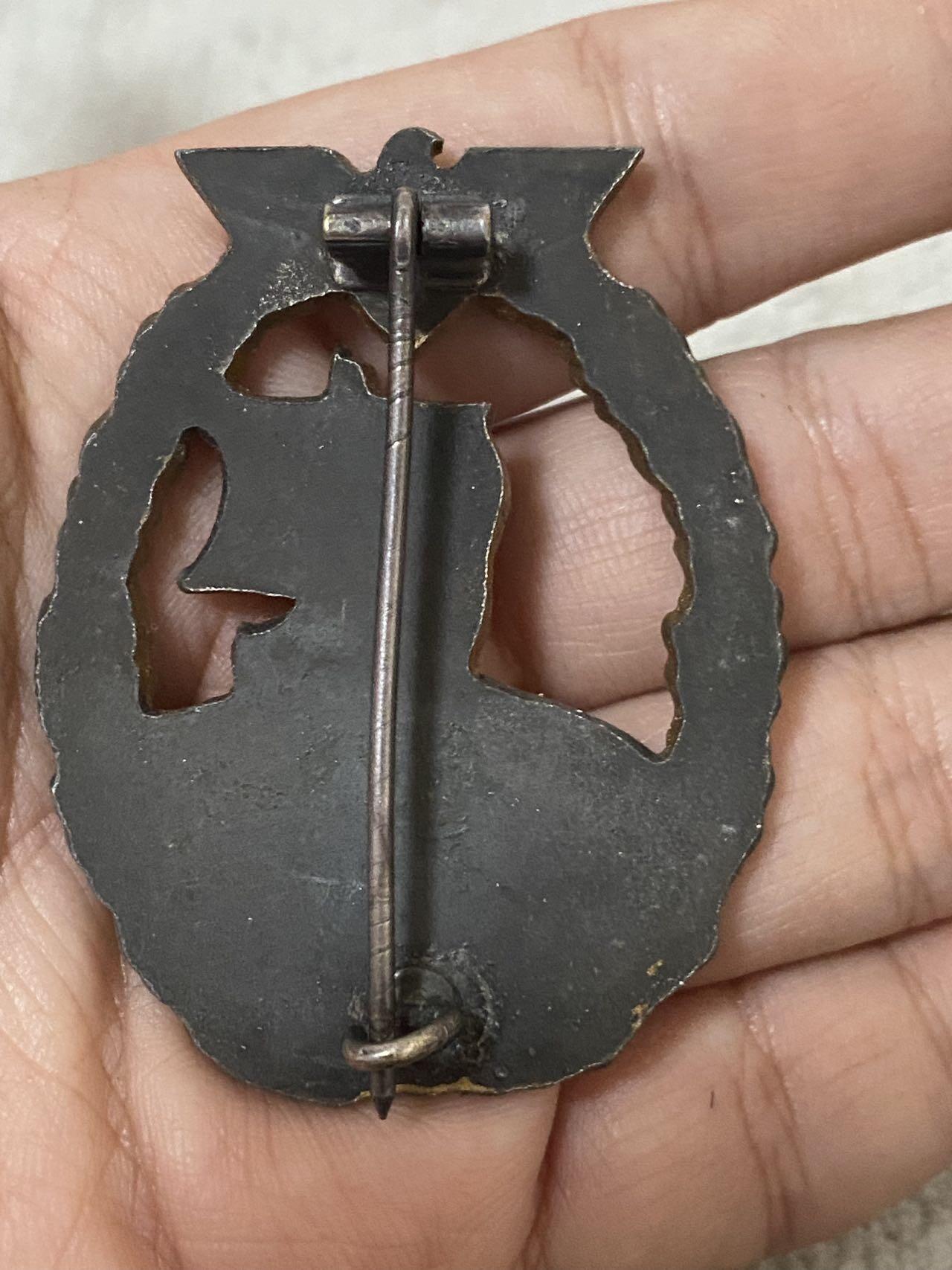 德国苏联勋章奖章年初拍卖 本次高价值物品较多 德因原因只上2-3图 具体的想要的请联系我要完整图。都经过讨论未标明则全部是原品，保真 放心拍。3月4日晚上九点结束在麦稀奇 找不到的加我qq或者微信都是184277308备注苏章拍卖。 珍爱和平 德 海章 辅助巡洋舰作战徽章   非常稀有 品相如图 实物实拍，所见即所得，售出非真假问题不退不换