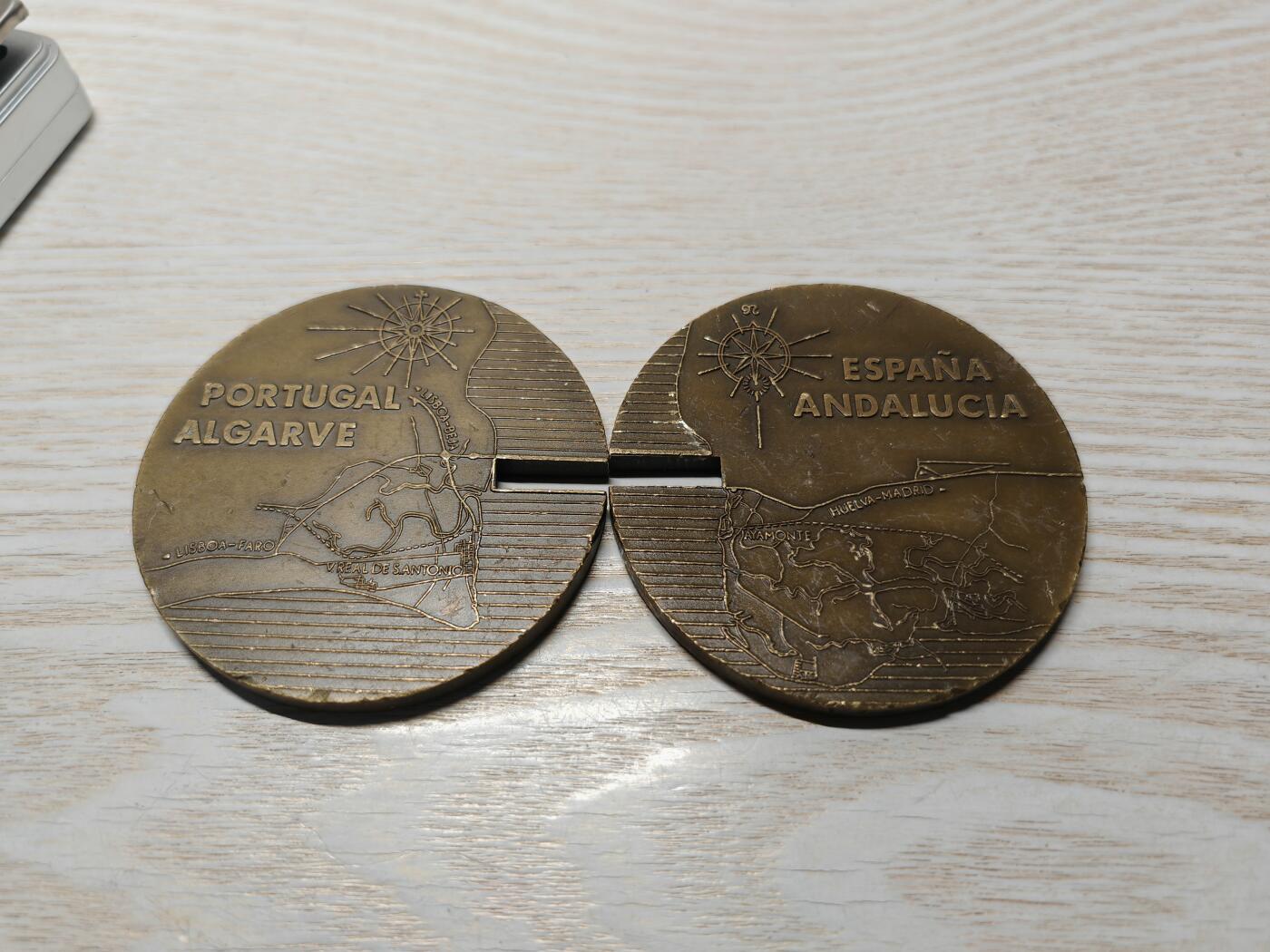 1986 年葡萄牙和西班牙合作建设瓜迪亚纳河国际大桥而制作，分别从葡西两国视角，结合各自的大区（阿尔加维、安达卢西亚 ）地理、国徽元素，记录和彰显这一跨境交通基础设施建设的重要事件，具有纪念葡西友好合作、区域交通发展的意义 ，很有设计感，可拆可合