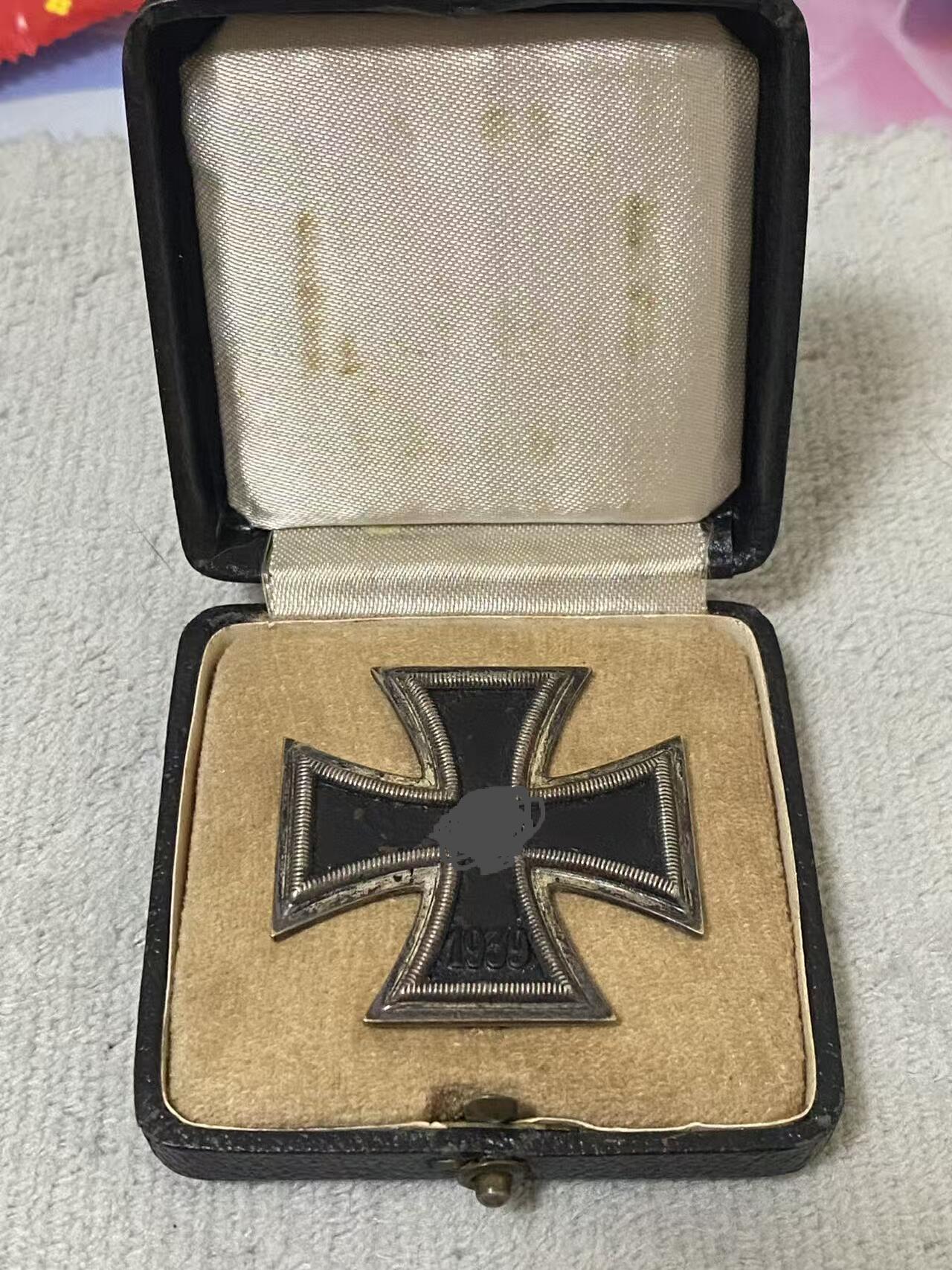 德国苏联勋章奖章年初拍卖 本次高价值物品较多 德因原因只上2-3图 具体的想要的请联系我要完整图。都经过讨论未标明则全部是原品，保真 放心拍。3月4日晚上九点结束在麦稀奇 找不到的加我qq或者微信都是184277308备注苏章拍卖。 珍爱和平 德三一级铁十字ww1 ek1 带原盒漆面疑似从新修复过，有些许脱落 杆中央有厂标 清晰可见 版本很好 实物实拍，所见即所得，售出非真假问题不退不换