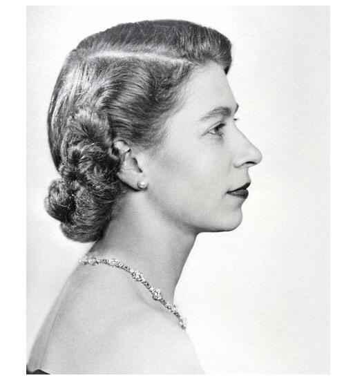 纯手工 新西兰1974年 伊丽莎白英联运动会 镀金高浮雕精制币章吊坠 40MM