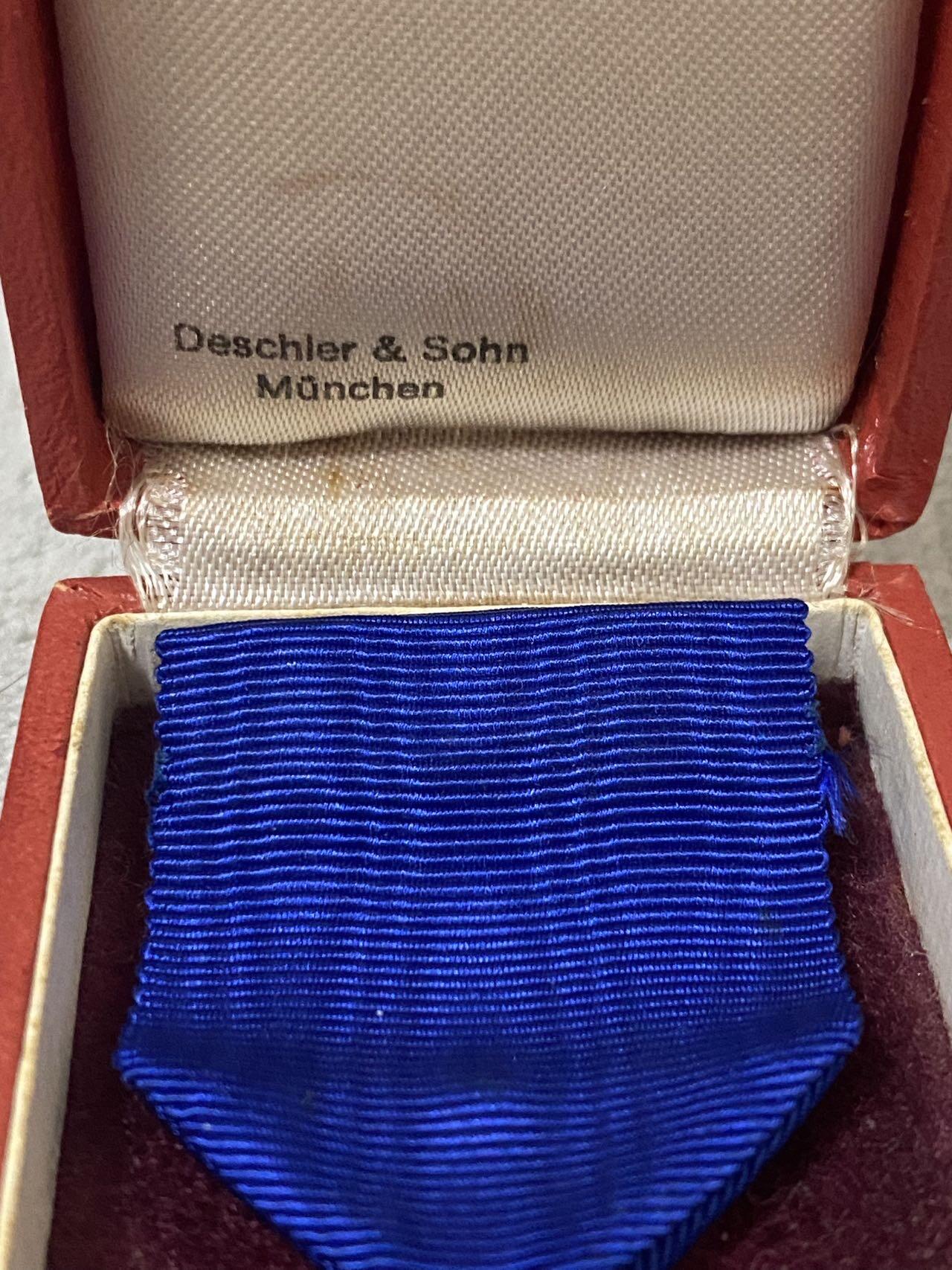 德国苏联勋章奖章年初拍卖 本次高价值物品较多 德因原因只上2-3图 具体的想要的请联系我要完整图。都经过讨论未标明则全部是原品，保真 放心拍。3月4日晚上九点结束在麦稀奇 找不到的加我qq或者微信都是184277308备注苏章拍卖。 珍爱和平 公务员服务40年奖章带原盒 品相很好 盒内有标 实物实拍，所见即所得，售出非真假问题不退不换