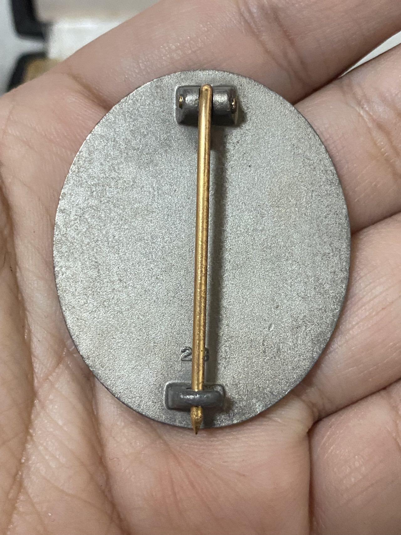 德国苏联勋章奖章年初拍卖 本次高价值物品较多 德因原因只上2-3图 具体的想要的请联系我要完整图。都经过讨论未标明则全部是原品，保真 放心拍。3月4日晚上九点结束在麦稀奇 找不到的加我qq或者微信都是184277308备注苏章拍卖。 珍爱和平 二战28厂银级战伤勋章 品相不错 厂标清晰 盒子完好   实物实拍，所见即所得，售出非真假问题不退不换