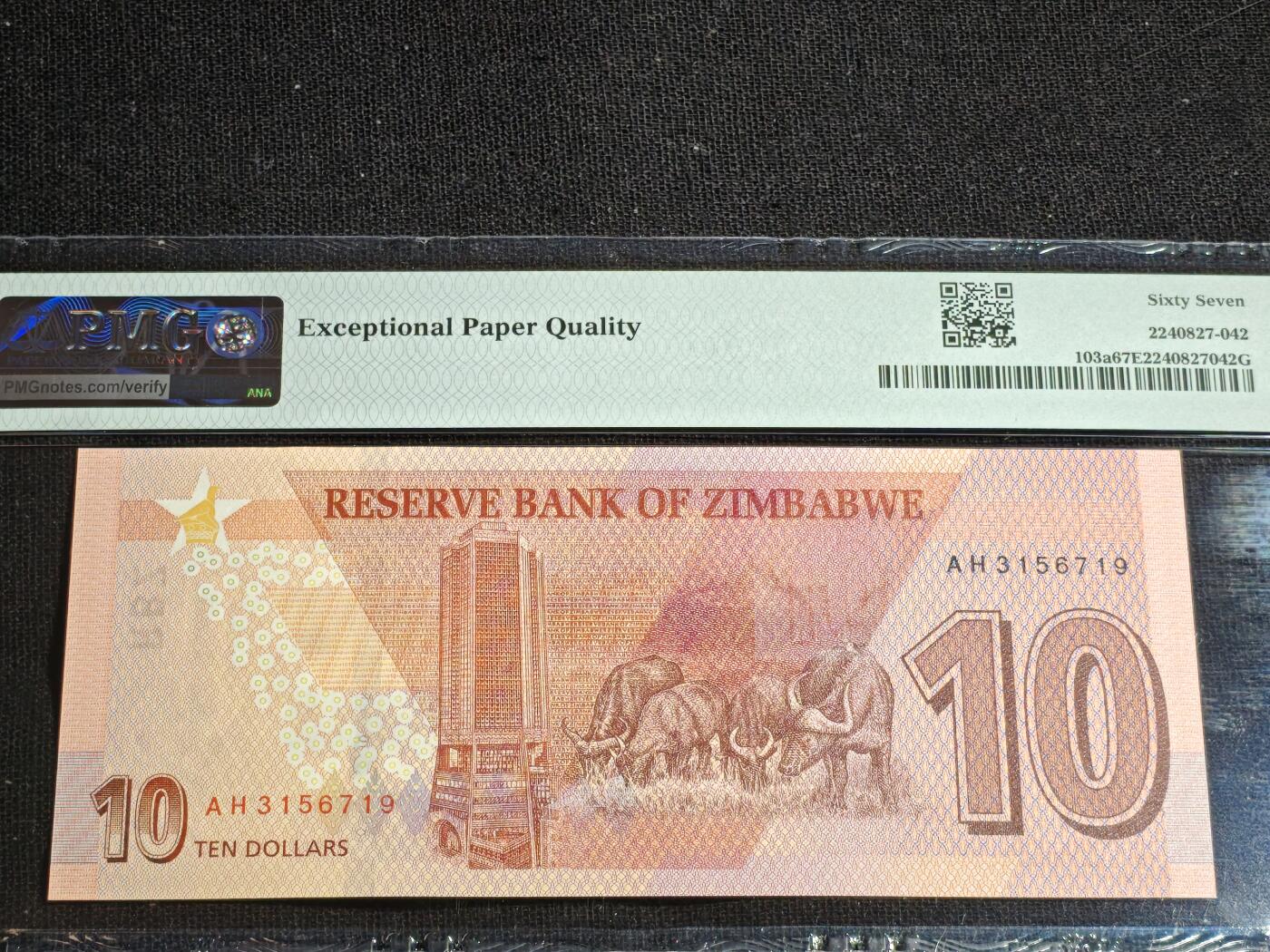 刘世昌艺术品销售中心～虎踞龙蟠*金杨在线联拍群第517期 津巴布韦2020年10元（PMG  67E   号码：AH3156719）1枚。