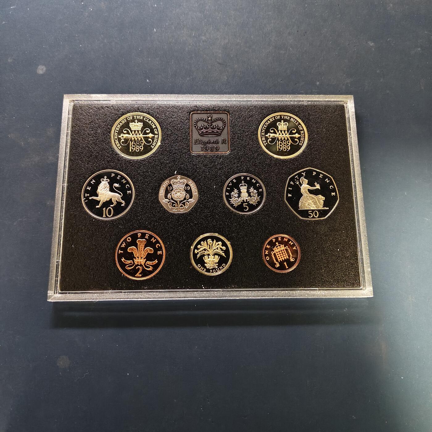 【全场包邮】纯粹捡漏拍507场-持续更新中 英国1989年官方蓝本精制套币-盒证全-含2镑权利法案300周年2枚全套+1镑四邦国花系列苏格兰蓟花