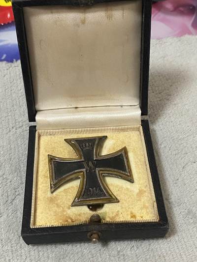 德国苏联勋章奖章年初拍卖 本次高价值物品较多 德因原因只上2-3图 具体的想要的请联系我要完整图。都经过讨论未标明则全部是原品，保真 放心拍。3月4日晚上九点结束在麦稀奇 找不到的加我qq或者微信都是184277308备注苏章拍卖。 - 珍爱和平 一战一级铁十字ww1 ek1 带原盒漆面疑似从新修复过 背面镜面一样非常漂亮 杆外中有800银标 内下有厂标L 应该是CD厂 比较稀少 实物实拍，所见即所得，售出非真假问题不退不换