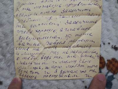 橙子收藏第四期 是一封1939年11月26日从列宁格勒（现圣彼得堡）寄出的家书，寄信人是一位名叫米利维（Мильви）的年轻女性，收信人是她的父母。信中充满了对家人的思念、对学业的叮嘱，以及对战争阴云下未来的担忧。(AI生成翻译)