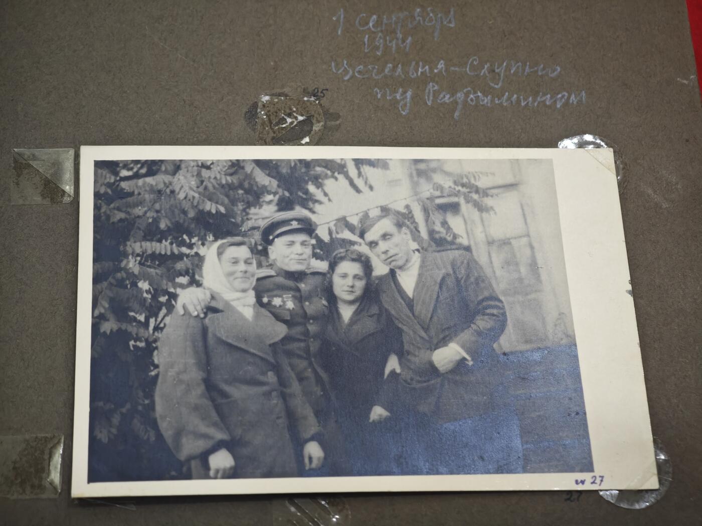 橙子收藏第四期 苏联陆军大尉，卫国战争前后期个人相册113张，伊万·瓦西里耶维奇战后驻守柏林，从农学青年蜕变为卫国战争铁血勇士的苏联英雄。他亲历卫国战争最惨烈的正面战场，凭浴血战功斩获早期上挂版一级卫国战争勋章、转轮版二级卫国战争勋章、红星勋章三枚核心战功勋章，及战功奖章、战胜德国奖章、攻克柏林奖章、英勇奖章四枚军功奖章