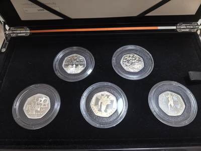 长老汇马年精选第五场拍卖 - 2019英国50便士发行50周年5枚精制加厚银币套装，军事版版，钢琴烤漆木盒，1969套