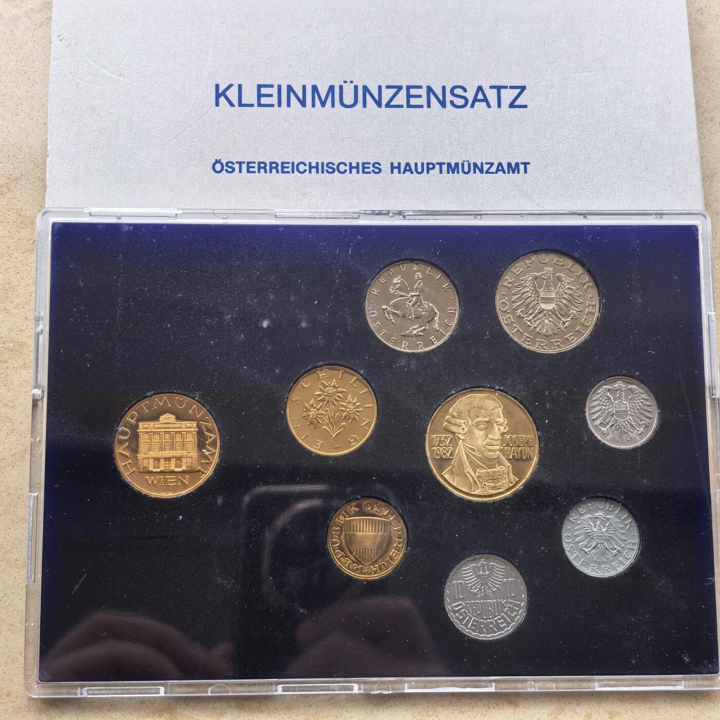 道一币馆币章第一百六十八场 原包装 奥地利1982年精制套币八枚+纪念章  盒子有划痕 币完好