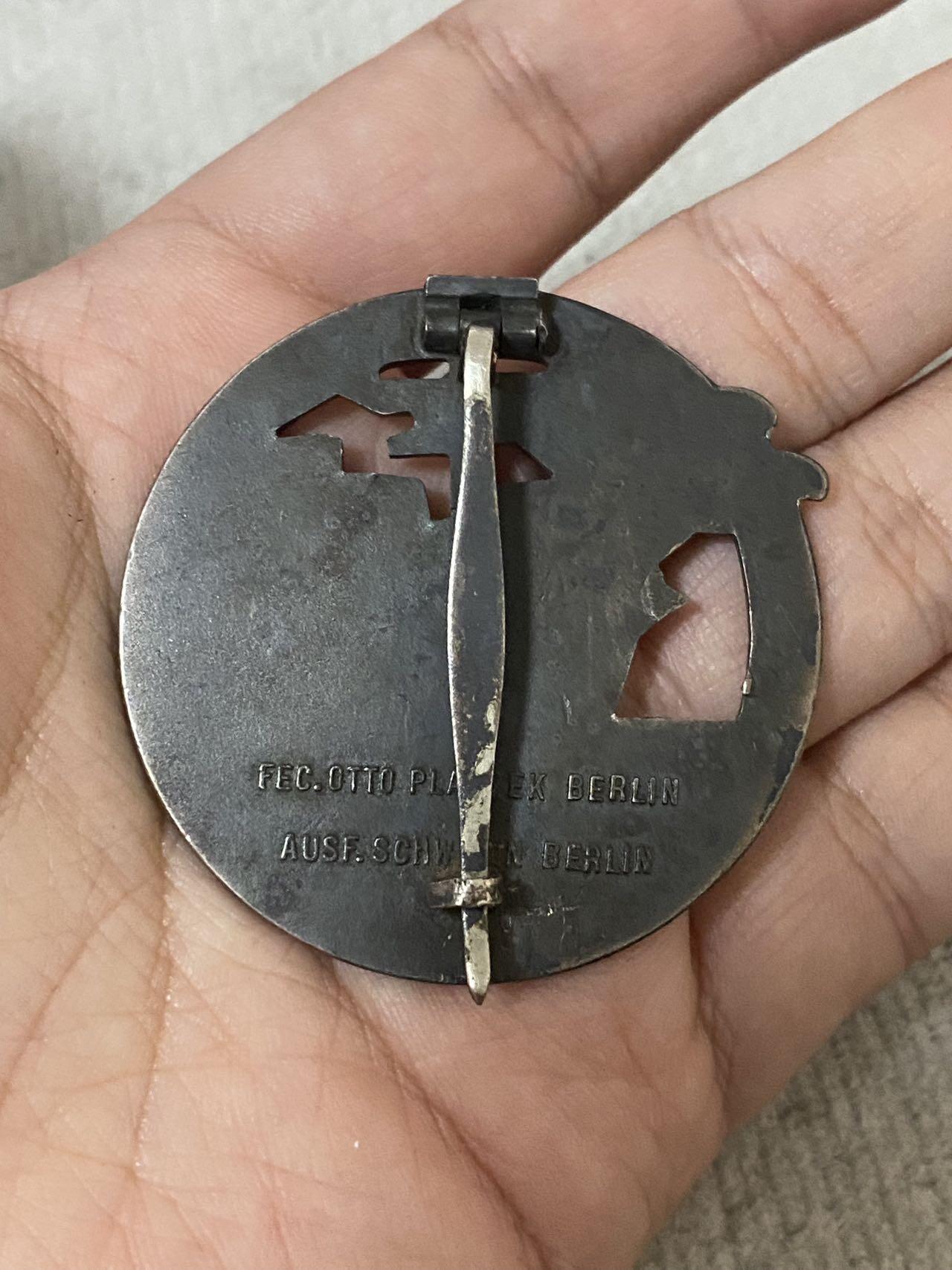 德国苏联勋章奖章年初拍卖 本次高价值物品较多 德因原因只上2-3图 具体的想要的请联系我要完整图。都经过讨论未标明则全部是原品，保真 放心拍。3月4日晚上九点结束在麦稀奇 找不到的加我qq或者微信都是184277308备注苏章拍卖。 珍爱和平 德 突破封锁章 设计生产双标 存世量非常少 为最具辨识度和保真的施韦林厂版本  品相非常好 厂标清晰 非常稀少  品相如图 实物实拍，所见即所得，售出非真假问题不退不换