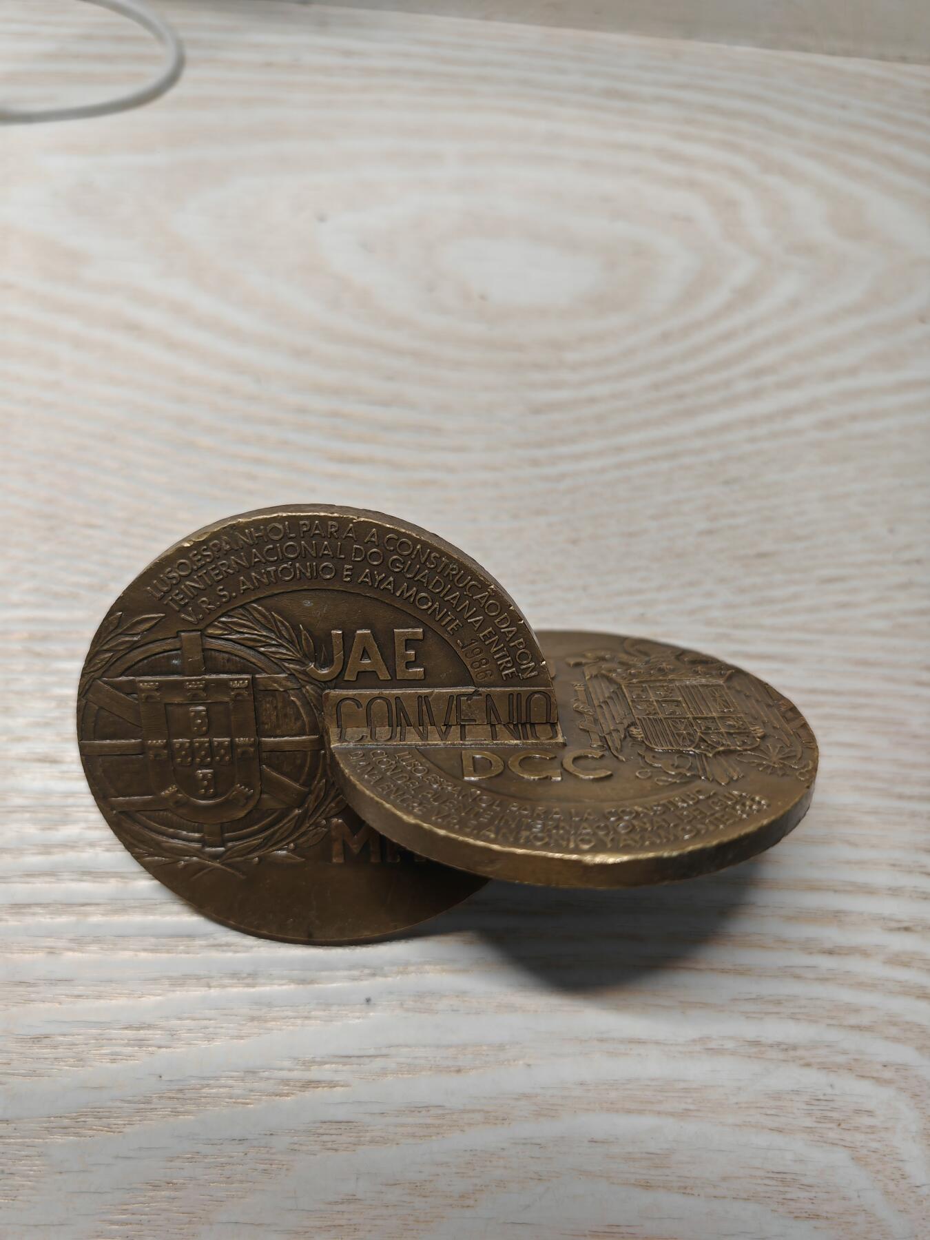 1986 年葡萄牙和西班牙合作建设瓜迪亚纳河国际大桥而制作，分别从葡西两国视角，结合各自的大区（阿尔加维、安达卢西亚 ）地理、国徽元素，记录和彰显这一跨境交通基础设施建设的重要事件，具有纪念葡西友好合作、区域交通发展的意义 ，很有设计感，可拆可合