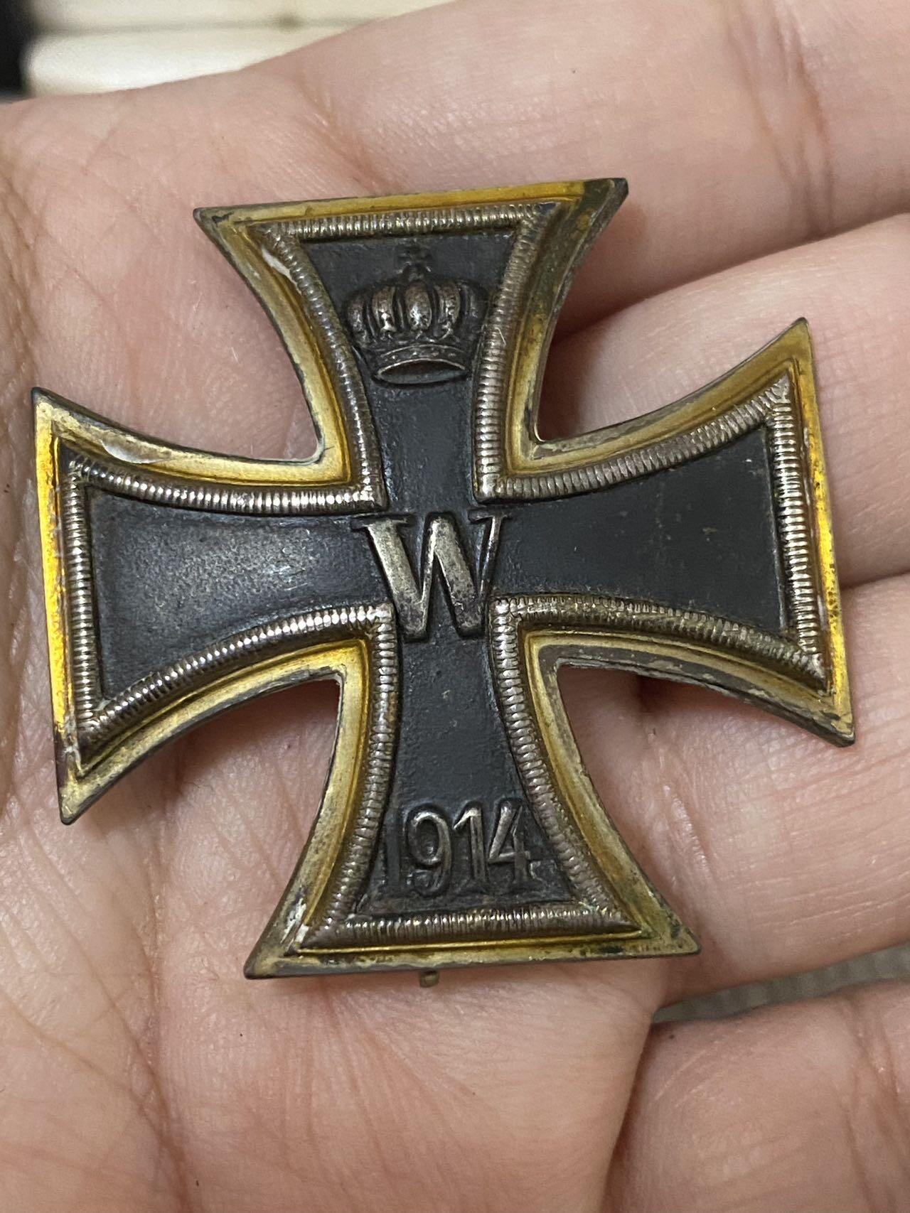 德国苏联勋章奖章年初拍卖 本次高价值物品较多 德因原因只上2-3图 具体的想要的请联系我要完整图。都经过讨论未标明则全部是原品，保真 放心拍。3月4日晚上九点结束在麦稀奇 找不到的加我qq或者微信都是184277308备注苏章拍卖。 珍爱和平 一战一级铁十字ww1 ek1 带原盒漆面疑似从新修复过 背面镜面一样非常漂亮 杆外中有800银标 内下有厂标L 应该是CD厂 比较稀少 实物实拍，所见即所得，售出非真假问题不退不换