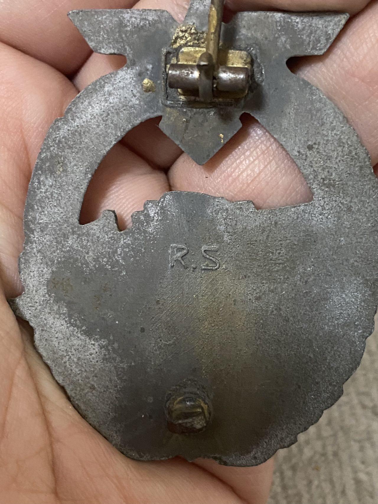 德国苏联勋章奖章年初拍卖 本次高价值物品较多 德因原因只上2-3图 具体的想要的请联系我要完整图。都经过讨论未标明则全部是原品，保真 放心拍。3月4日晚上九点结束在麦稀奇 找不到的加我qq或者微信都是184277308备注苏章拍卖。 珍爱和平 德 海章 S艇作战徽章 非常稀有 品相如图 实物实拍，所见即所得，售出非真假问题不退不换