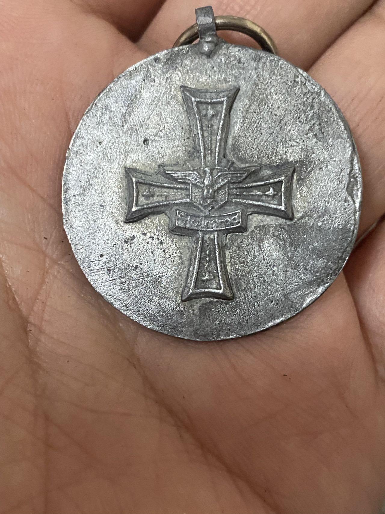 德国苏联勋章奖章年初拍卖 本次高价值物品较多 德因原因只上2-3图 具体的想要的请联系我要完整图。都经过讨论未标明则全部是原品，保真 放心拍。3月4日晚上九点结束在麦稀奇 找不到的加我qq或者微信都是184277308备注苏章拍卖。