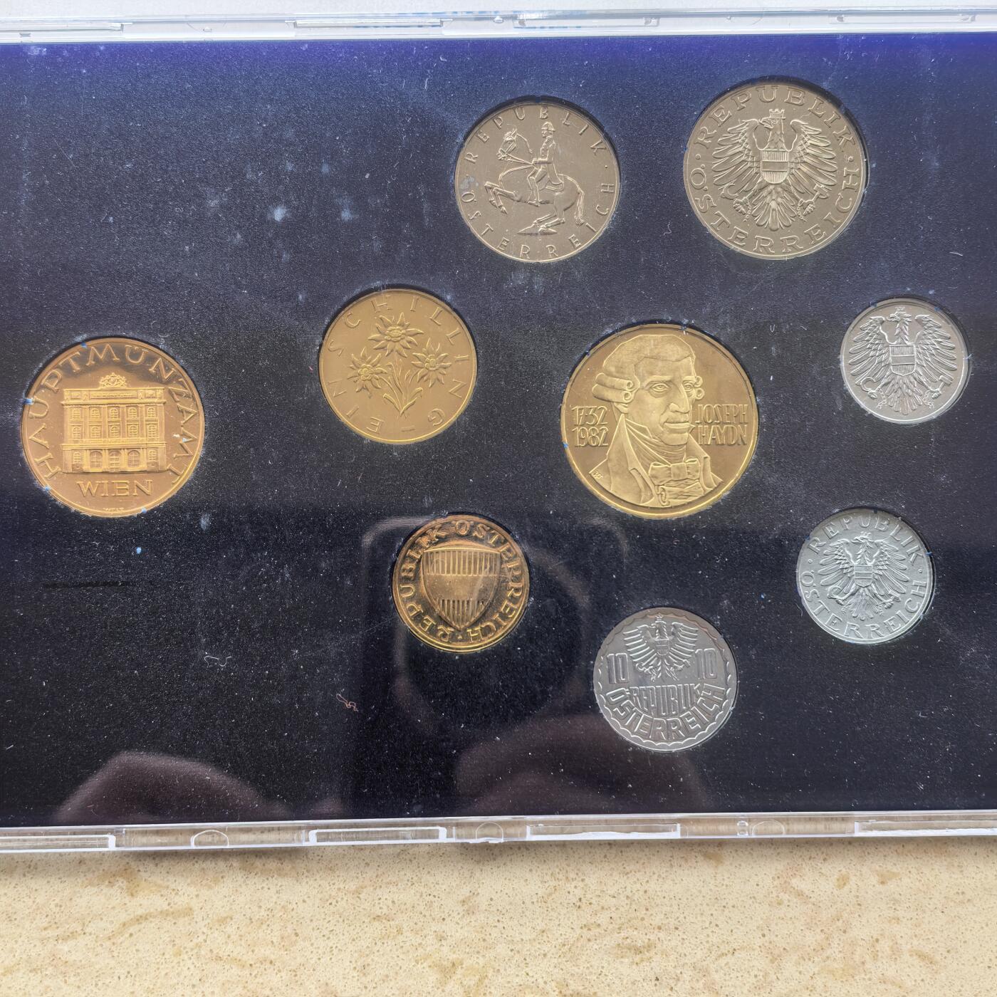 道一币馆币章第一百六十八场 原包装 奥地利1982年精制套币八枚+纪念章  盒子有划痕 币完好