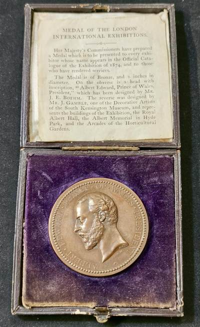甄臻铺-世界币章拍卖（第52期），甄品场拍品征集中，送拍享返佣金等优惠多多 - 1874年伦敦国际博览会“维多利亚国际艺术与工业博览会”铜奖章