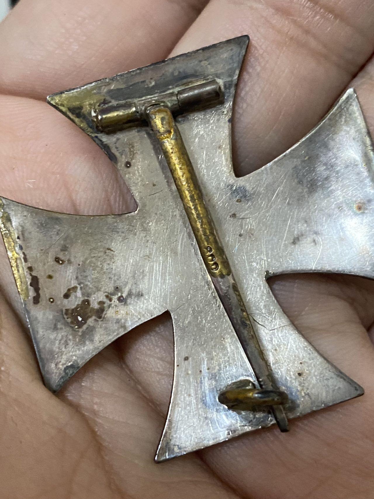 德国苏联勋章奖章年初拍卖 本次高价值物品较多 德因原因只上2-3图 具体的想要的请联系我要完整图。都经过讨论未标明则全部是原品，保真 放心拍。3月4日晚上九点结束在麦稀奇 找不到的加我qq或者微信都是184277308备注苏章拍卖。 珍爱和平 一战一级铁十字ww1 ek1 带原盒漆面疑似从新修复过 背面镜面一样非常漂亮 杆外中有800银标 内下有厂标L 应该是CD厂 比较稀少 实物实拍，所见即所得，售出非真假问题不退不换