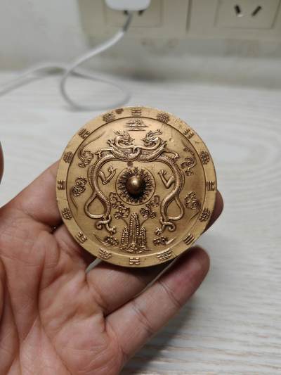 1984年日本国税监督员铜镜奖牌纪念章铜章徽章牌子，造币局制，这枚纪念章是日本国税系统宣传活动的实物见证，既承载了税务宣传的功能，也通过传统纹饰展现了日本官方纪念物的设计特点 - 1984年日本国税监督员铜镜奖牌纪念章铜章徽章牌子，造币局制，这枚纪念章是日本国税系统宣传活动的实物见证，既承载了税务宣传的功能，也通过传统纹饰展现了日本官方纪念物的设计特点