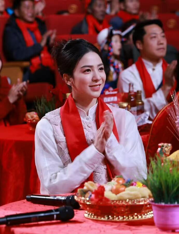 零元拍：春风将尽，芳华正浓。2026马年春晚《贺花神》四月芍药花花神扮演者唐诗逸亲签芍药花花神春帖！