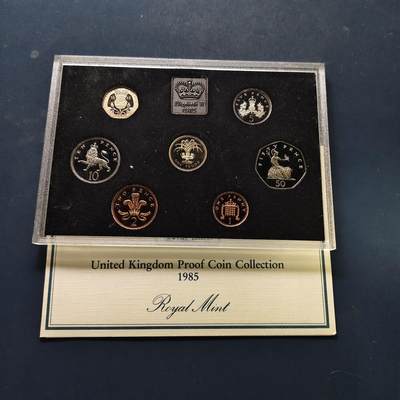 【全场包邮】纯粹捡漏拍507场-持续更新中 - 英国1985年官方盒装精制套币-带证书-含1镑四邦国花系列威尔士葱韭