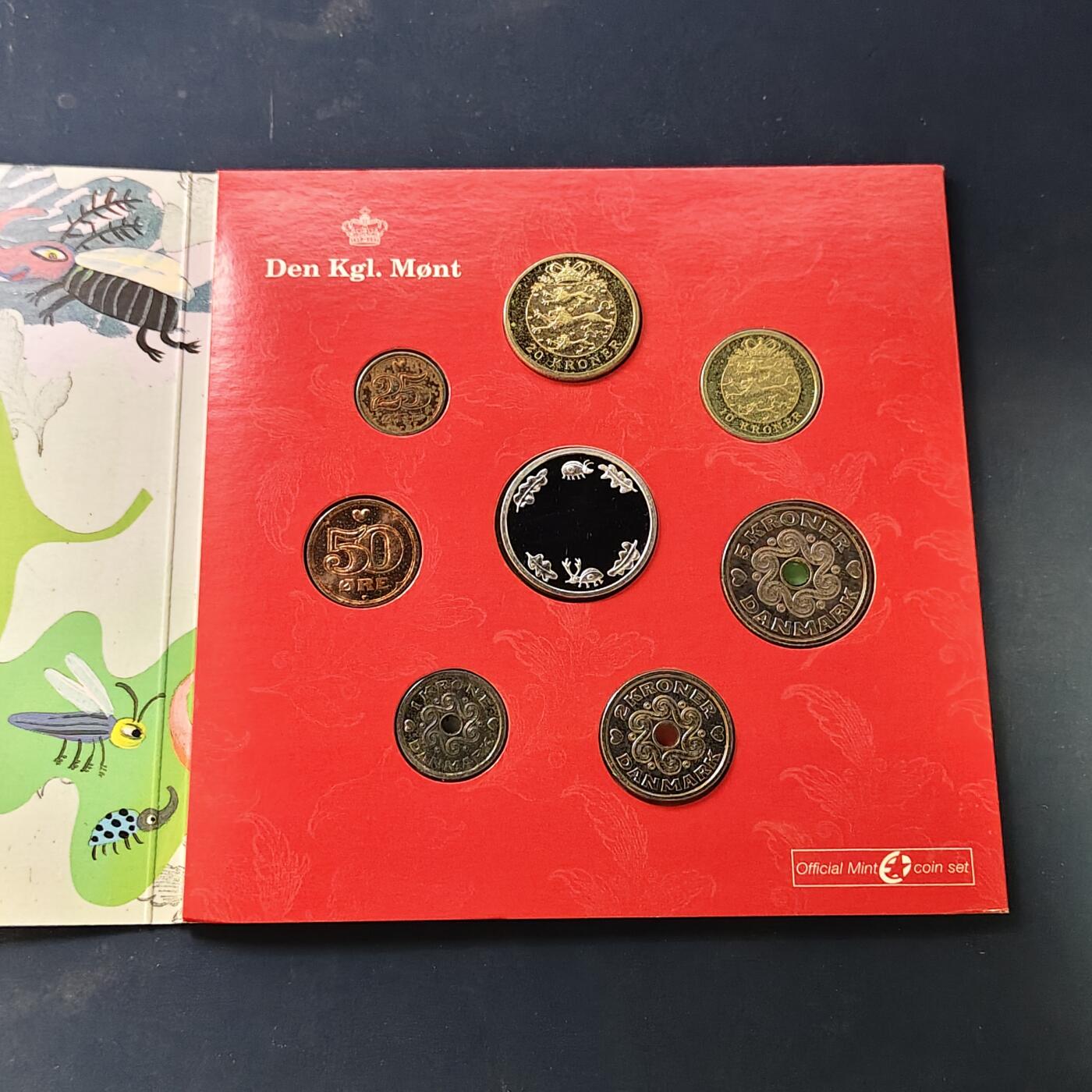 【全场包邮】纯粹捡漏拍506场-持续更新中 丹麦2006年新生诞生官方卡册装童趣套币-含童趣纪念章