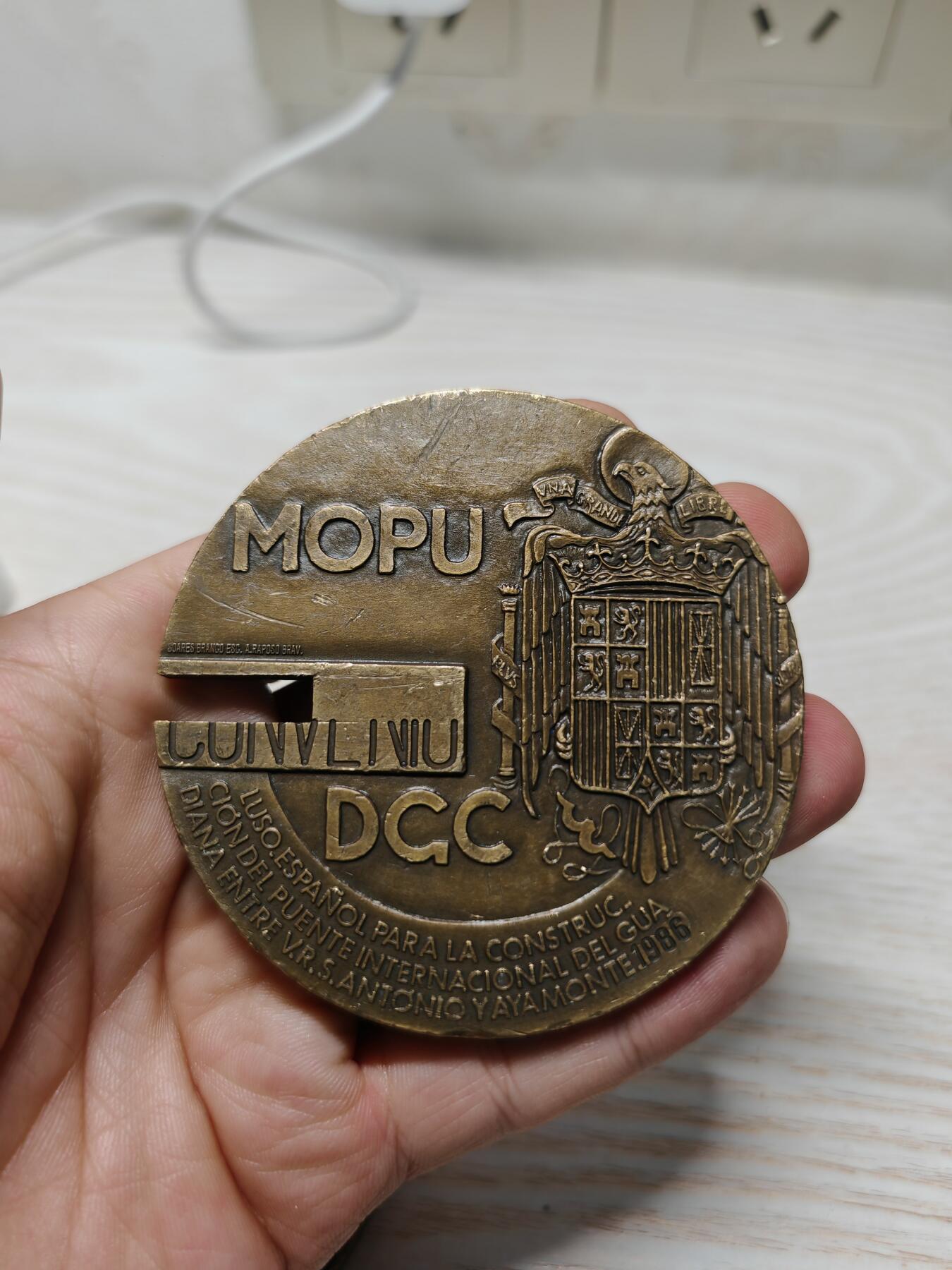 1986 年葡萄牙和西班牙合作建设瓜迪亚纳河国际大桥而制作，分别从葡西两国视角，结合各自的大区（阿尔加维、安达卢西亚 ）地理、国徽元素，记录和彰显这一跨境交通基础设施建设的重要事件，具有纪念葡西友好合作、区域交通发展的意义 ，很有设计感，可拆可合