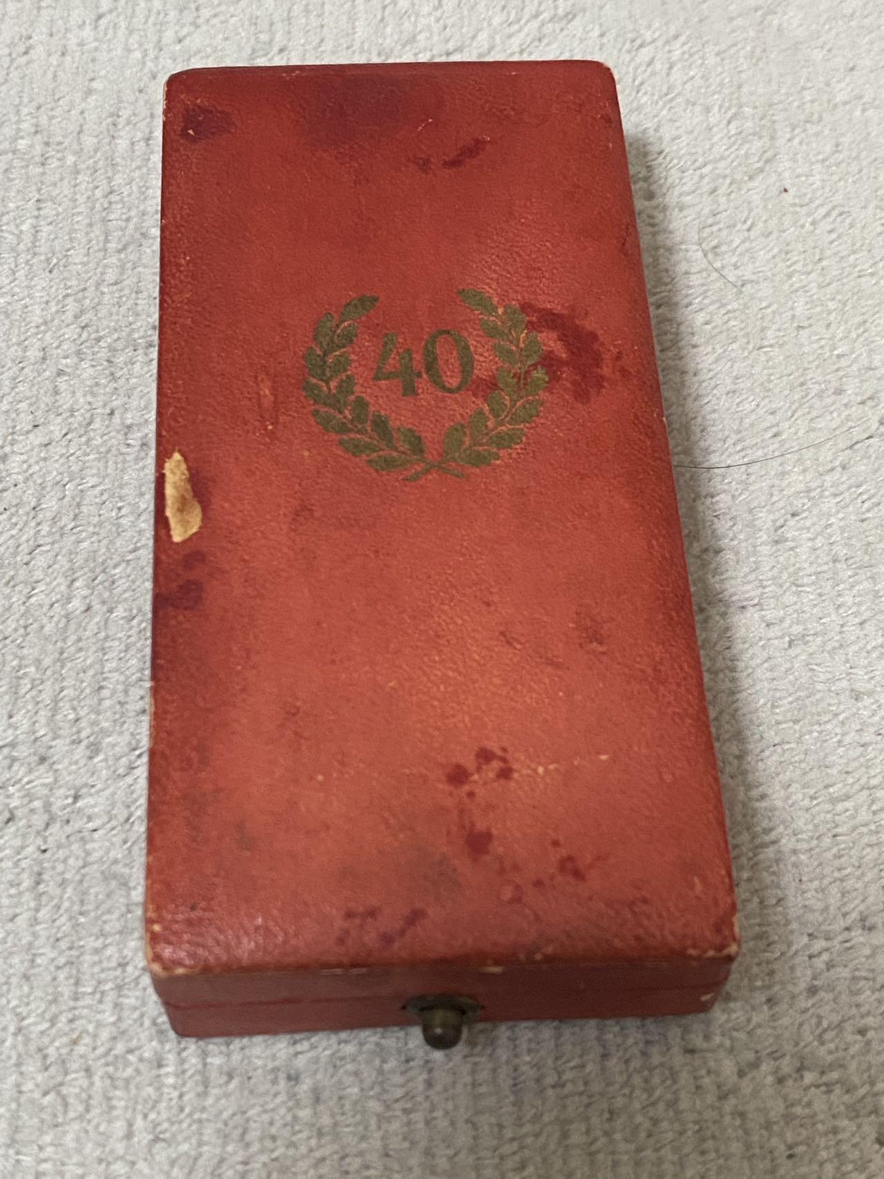 德国苏联勋章奖章年初拍卖 本次高价值物品较多 德因原因只上2-3图 具体的想要的请联系我要完整图。都经过讨论未标明则全部是原品，保真 放心拍。3月4日晚上九点结束在麦稀奇 找不到的加我qq或者微信都是184277308备注苏章拍卖。 珍爱和平 公务员服务40年奖章带原盒 品相很好 盒内有标 实物实拍，所见即所得，售出非真假问题不退不换